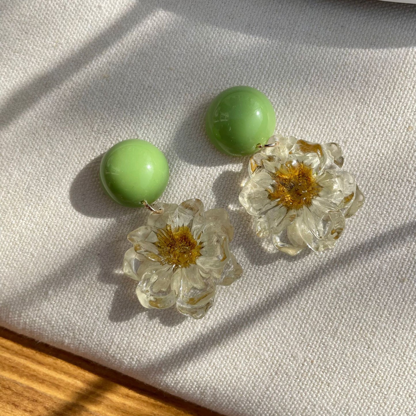 Spring and summer daisy flower earrings